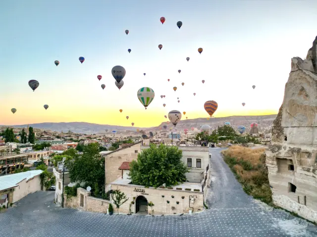 Kapadokya sıcak hava balonları gün doğumunda, Göreme