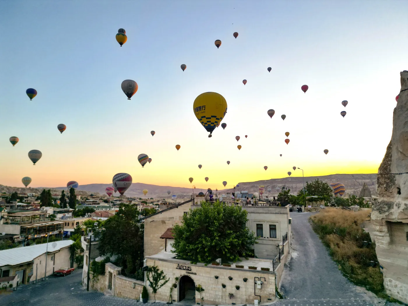 Arcus Cappadocia — Göreme'de gün doğumunda sıcak hava balonları eşliğinde konağımız